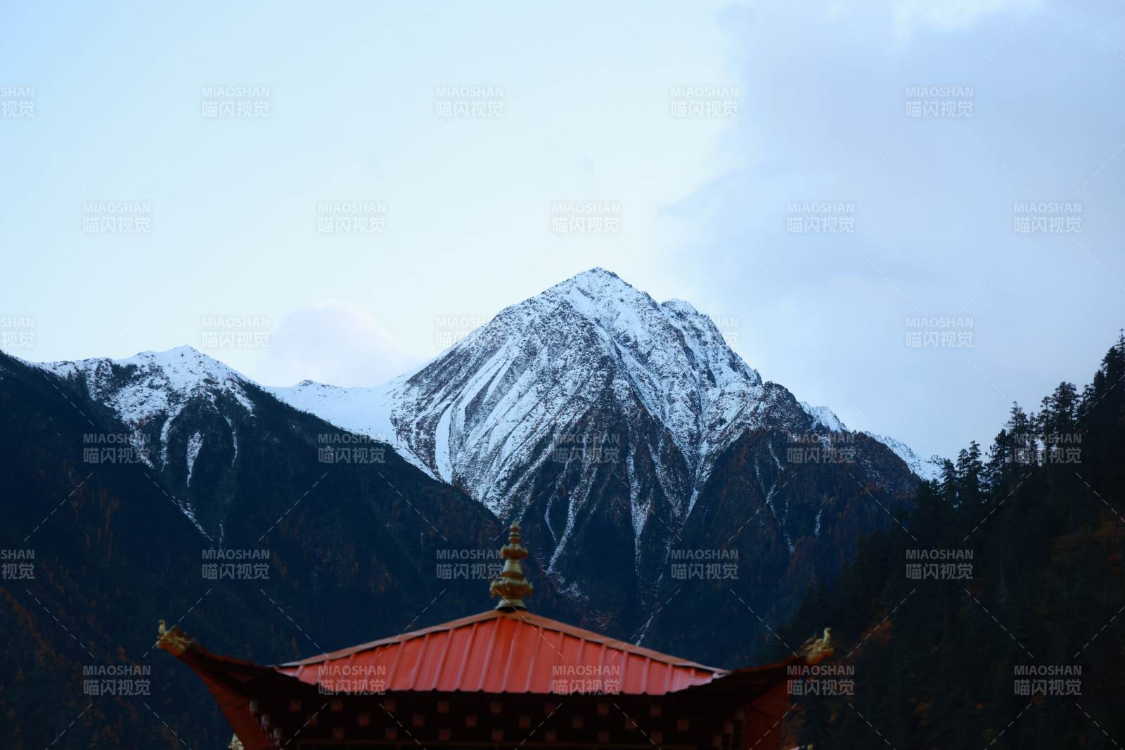 雨崩雪山下的寺廟屋頂
