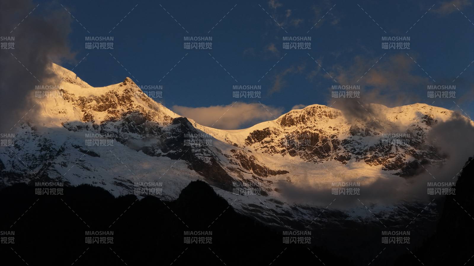 雨蹦的雪山晚霞