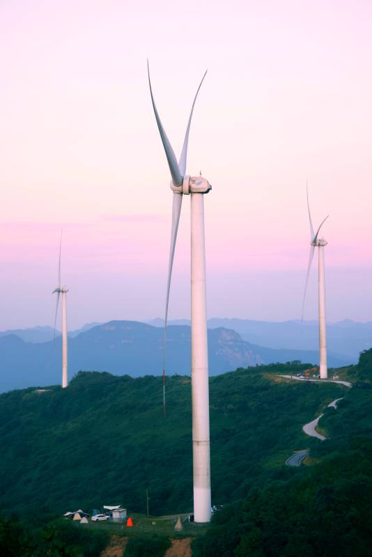 山间风车夕阳景
