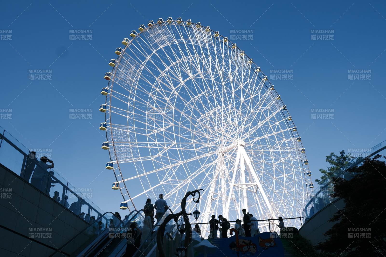 摩天輪下的行人流