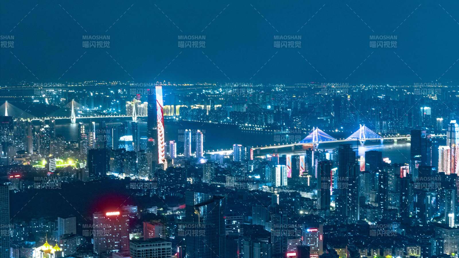 夜幕下的城市天際線