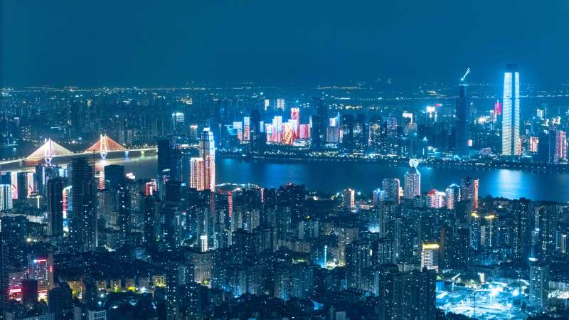 夜幕下的城市灯火辉煌