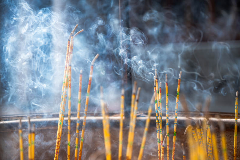 香火繚繞的寺廟