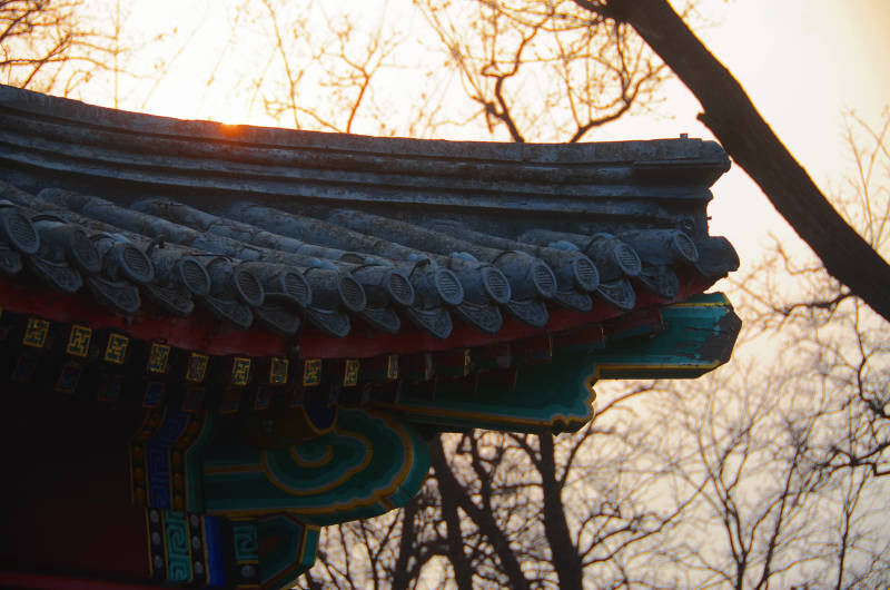 夕陽下的古建筑屋檐