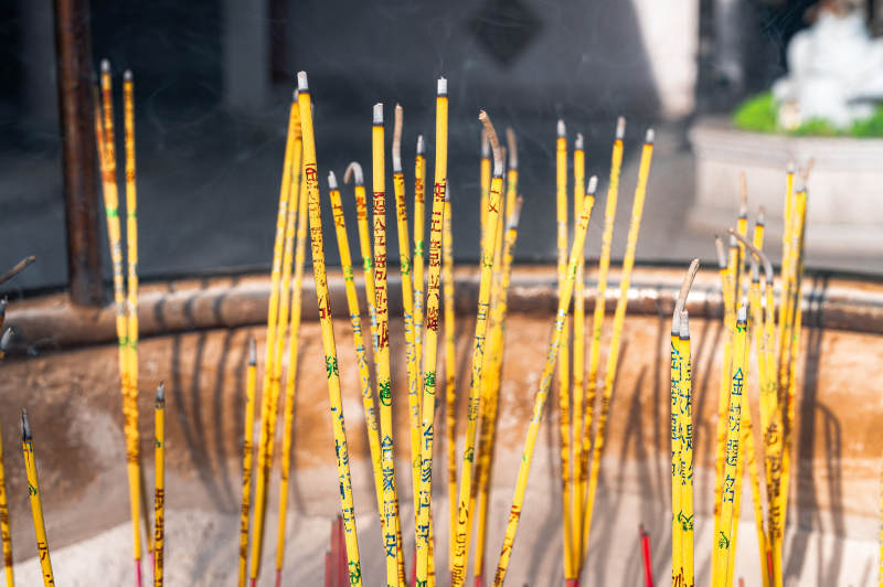 寺廟香爐中的黃色香燭