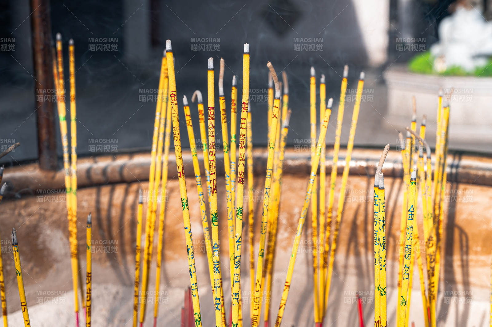 寺廟香爐中的黃色香燭