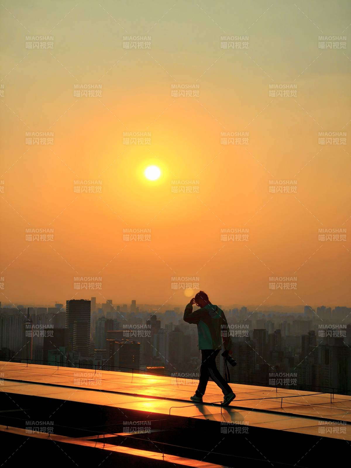 夕陽下的城市漫步者