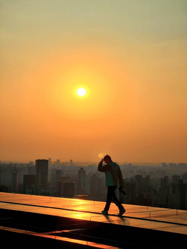 夕陽下的城市漫步者