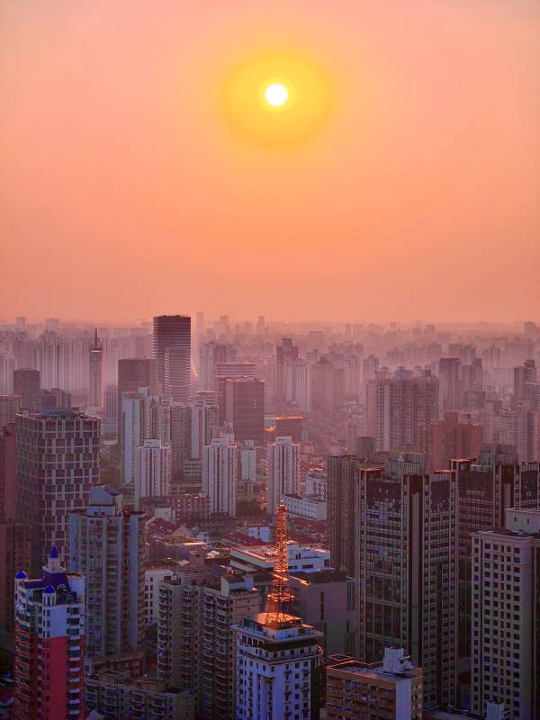 夕陽下的城市天際線