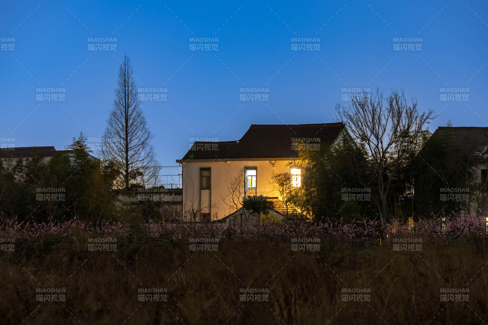 黃昏時分的鄉村小屋