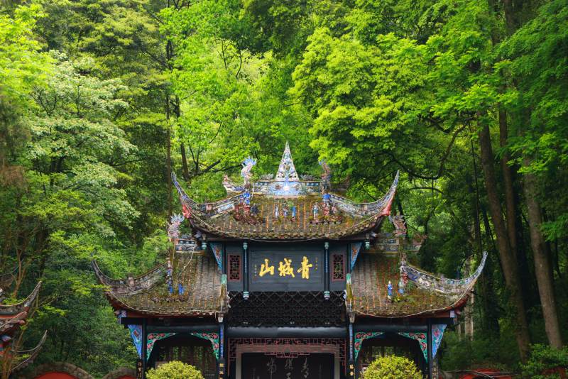 古剎隱于綠林間