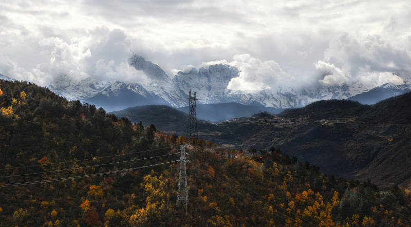 秋色山林與雪山