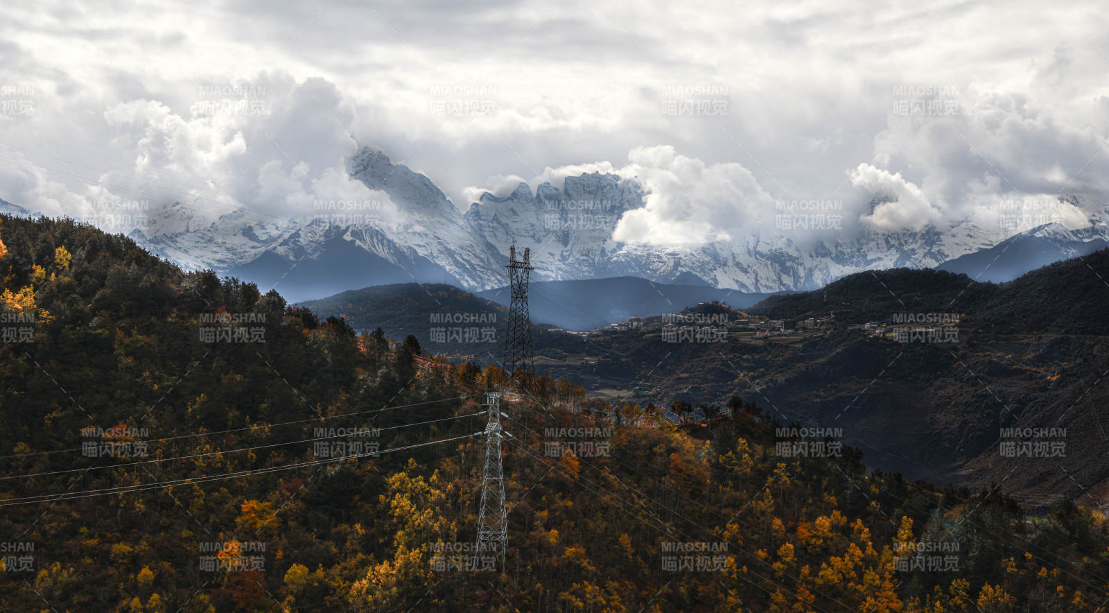 秋色山林與雪山