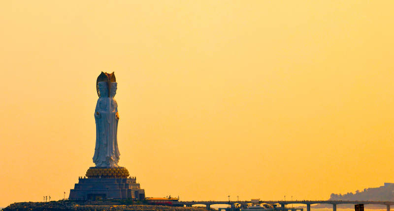 夕陽下的觀音像