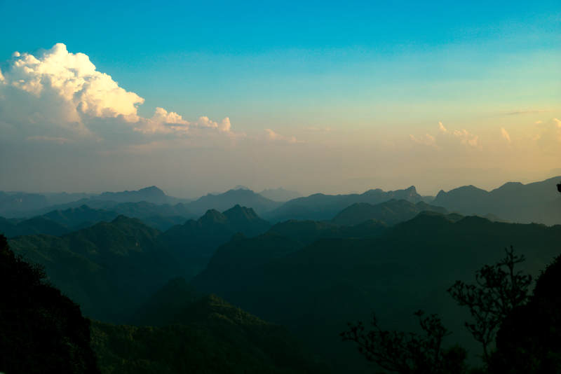 夕陽下的群山