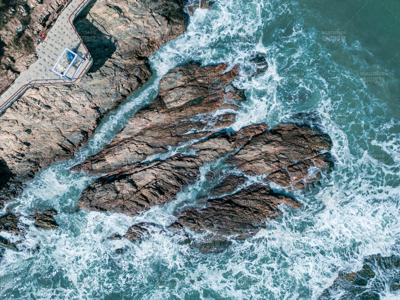 海浪拍打巖石