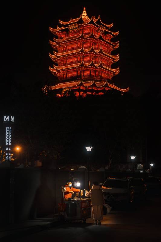 武漢黃鶴樓下的夜市