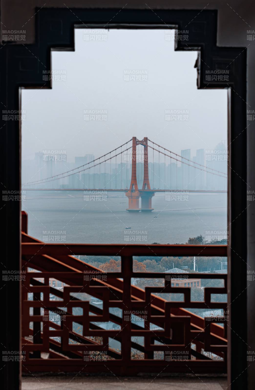 窗景中的武漢橋梁