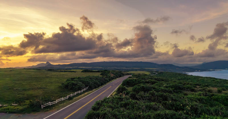 夕阳下的海岸公路