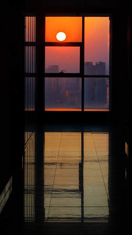 夕陽映窗