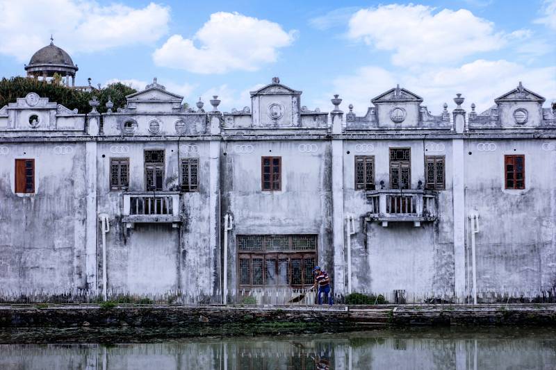 古建筑與河景