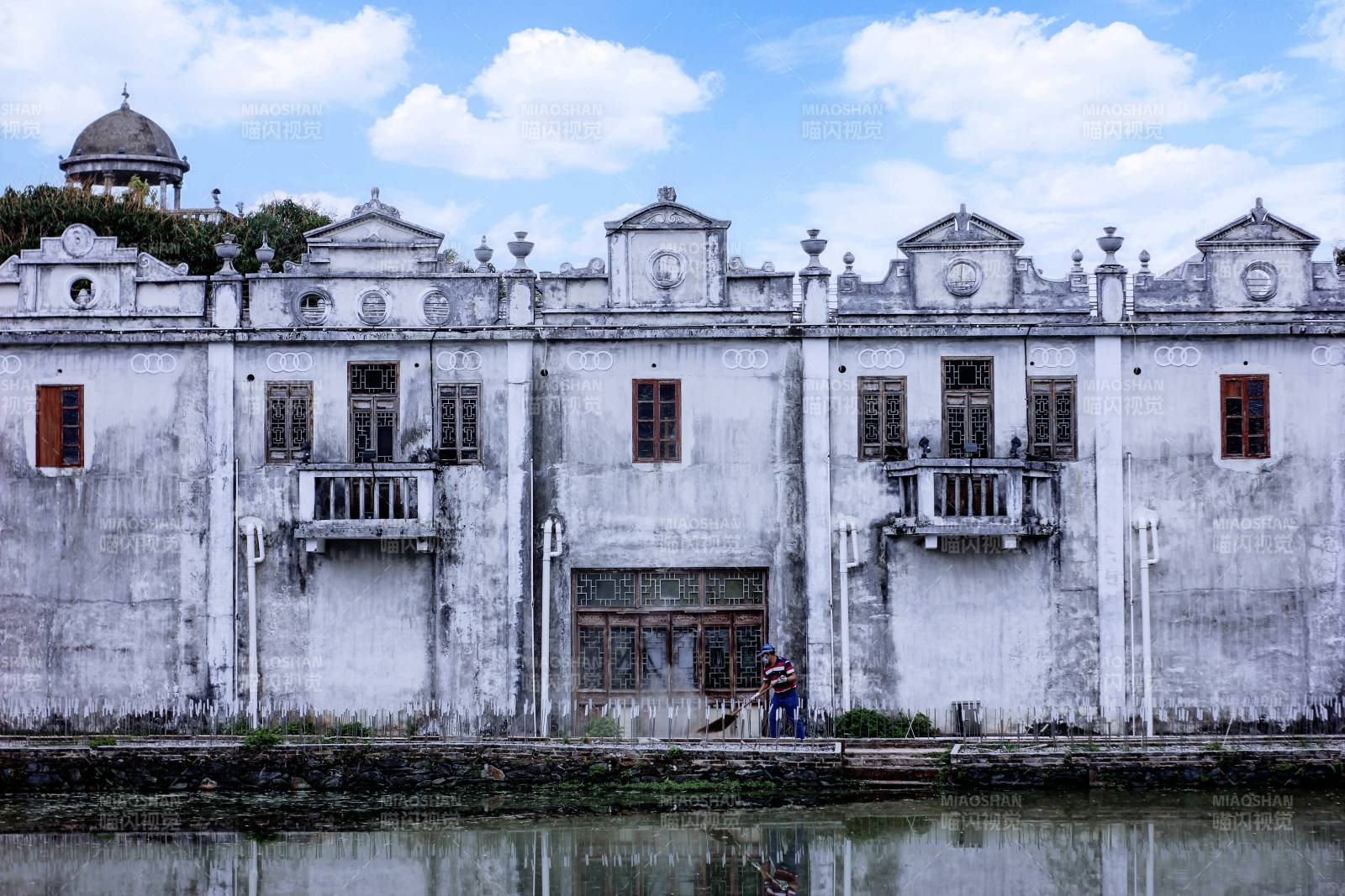 古建筑與河景