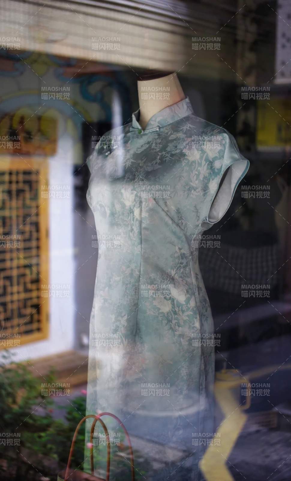 櫥窗里的優雅旗袍