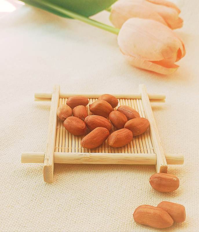 竹盘上的美味花生