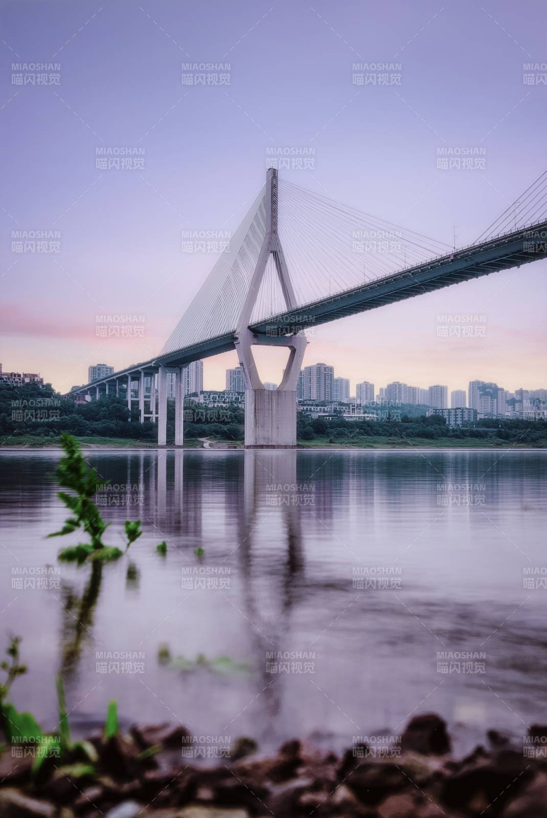 夕陽下的城市橋梁