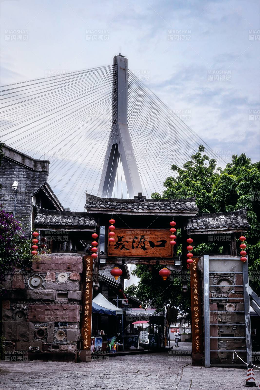 古街與現代橋的對比