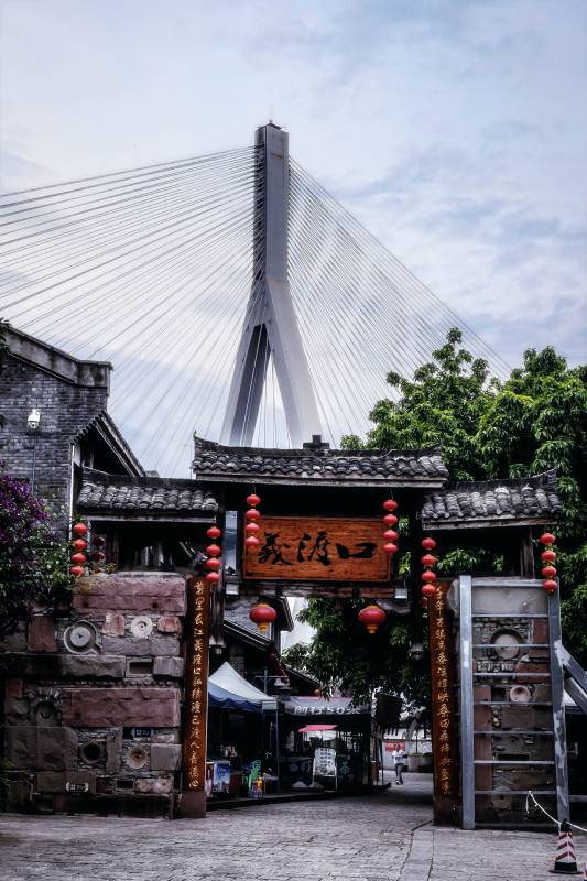 古街与现代桥的对比