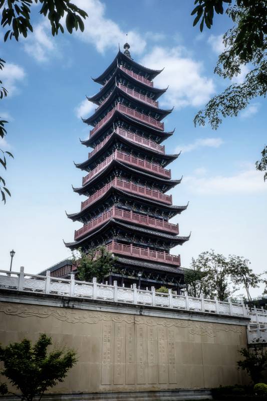 古塔聳立 云天相映