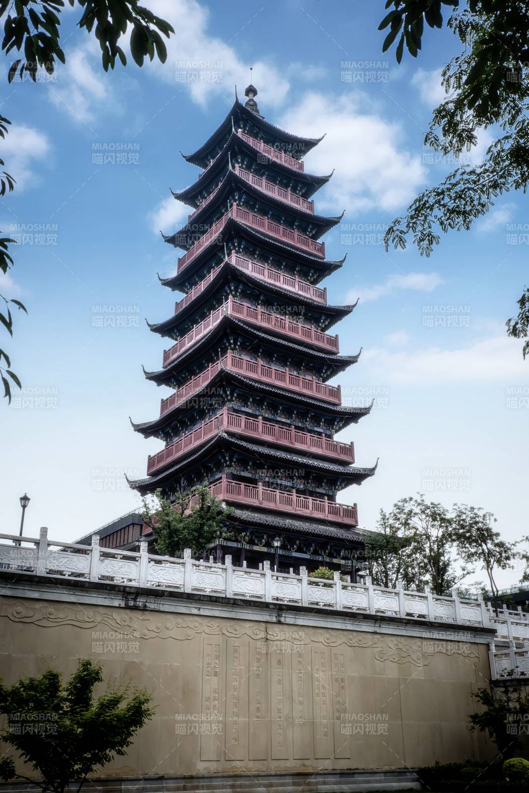 古塔聳立 云天相映