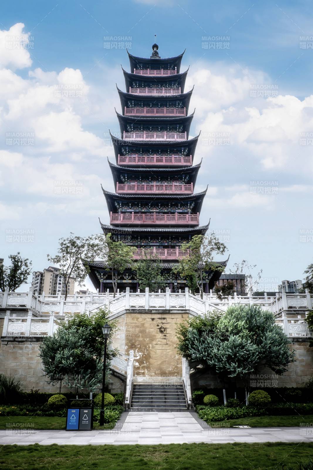 古塔聳立 云天相映