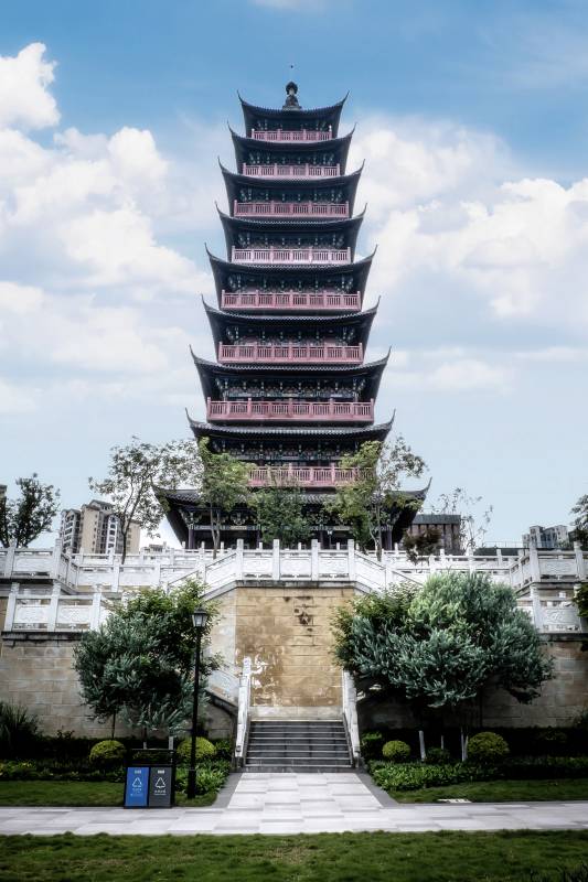古塔聳立 云天相映
