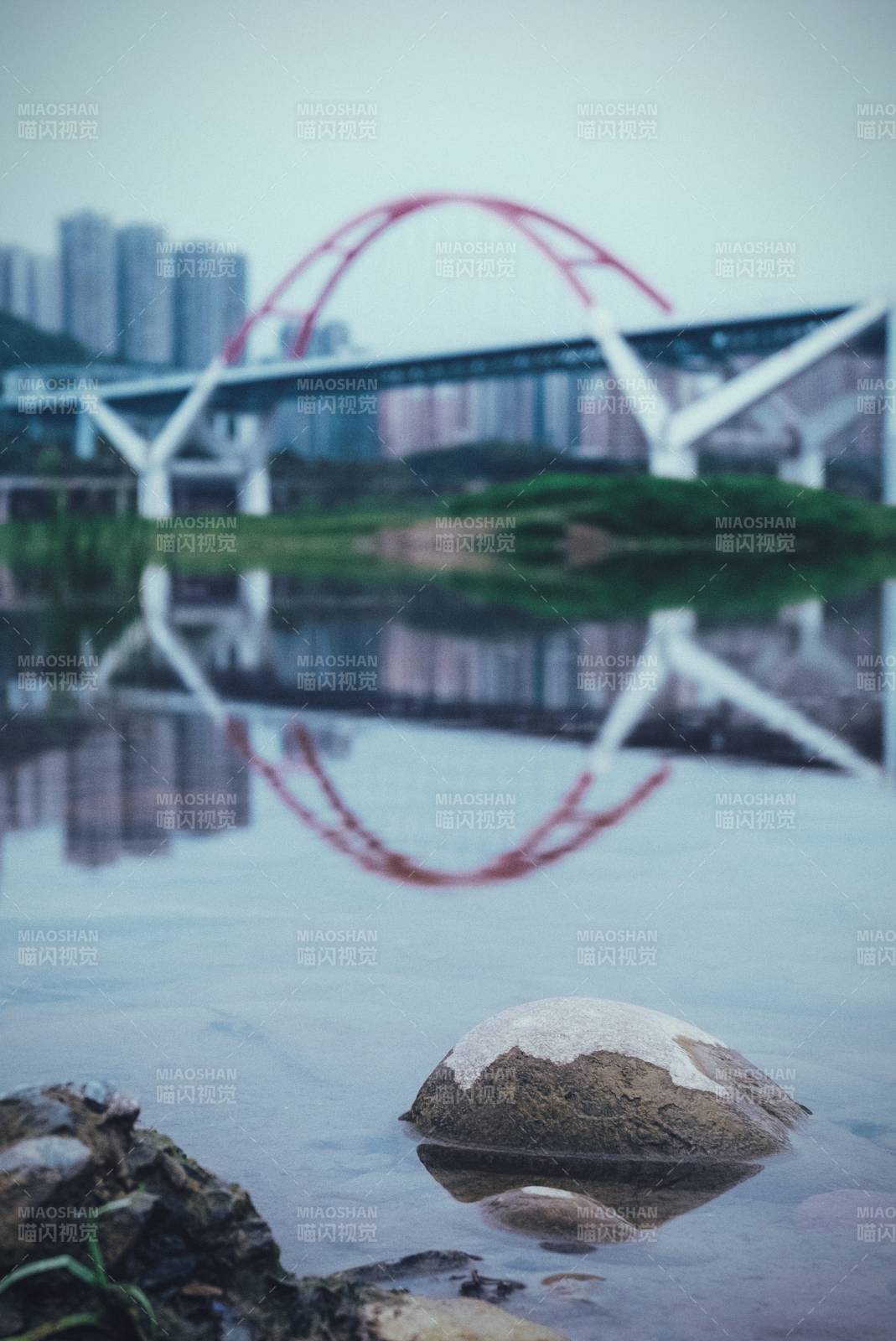 橋影映水石