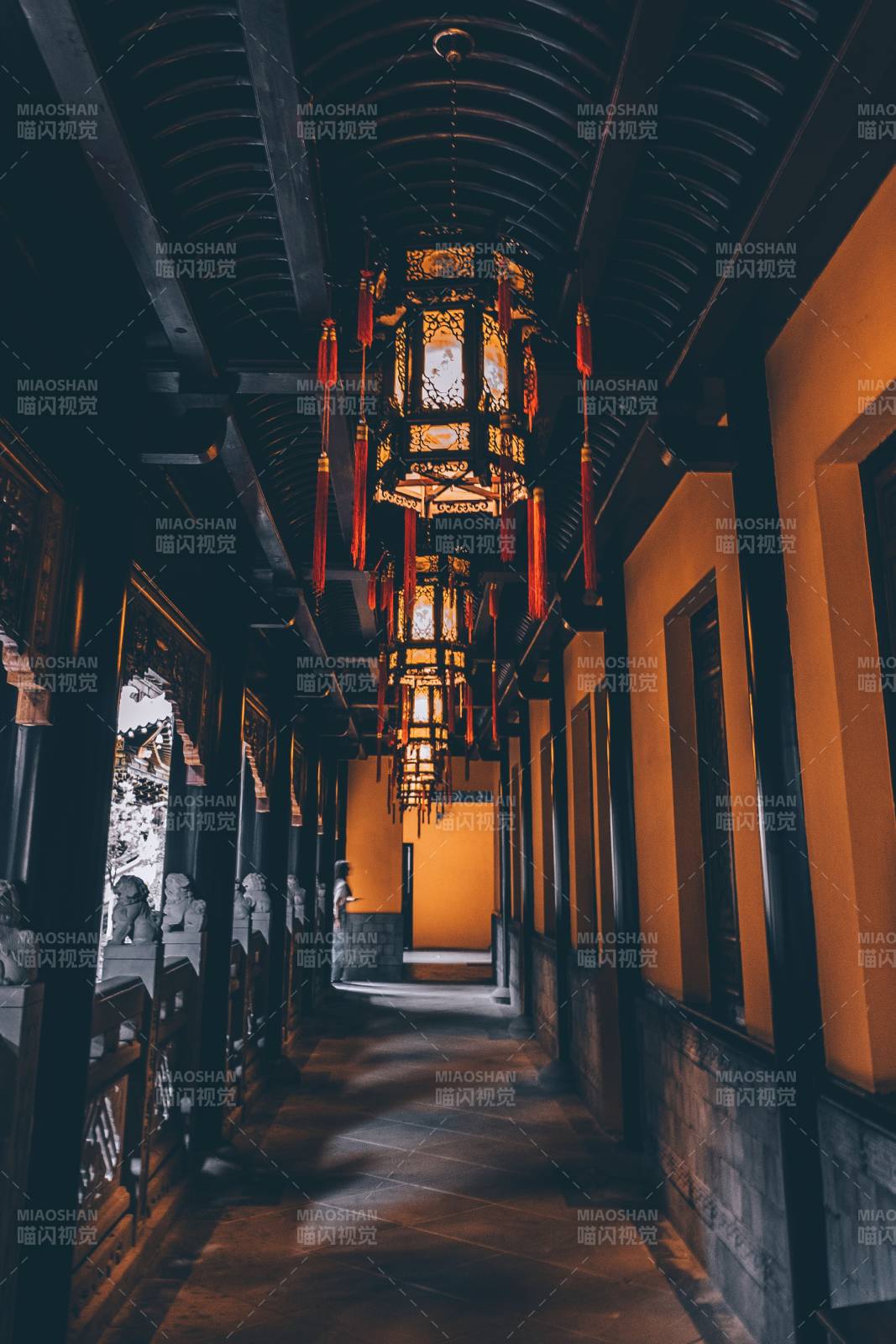古寺長廊燈籠影