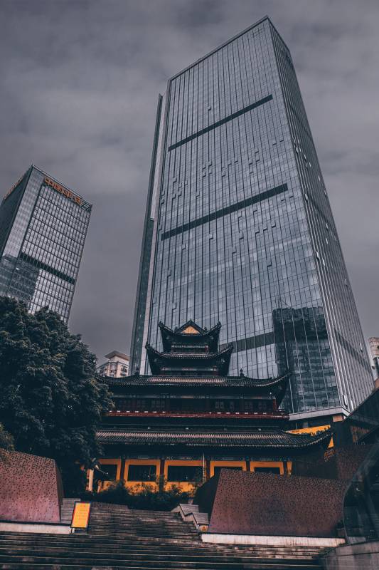 古寺與現代摩天大樓
