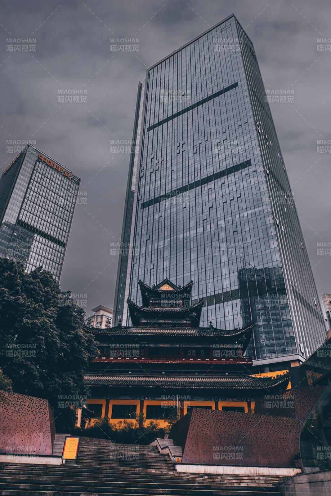 古寺與現代摩天大樓