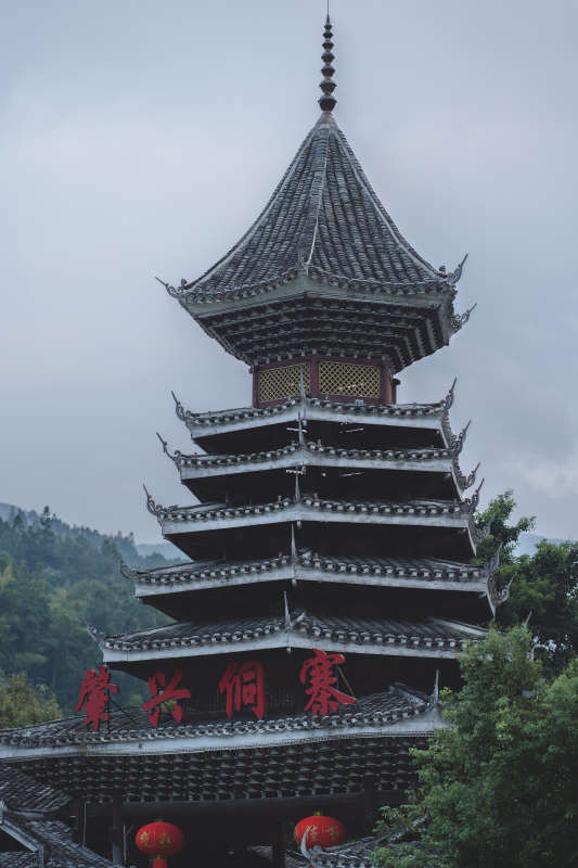 古塔聳立 云霧繚繞