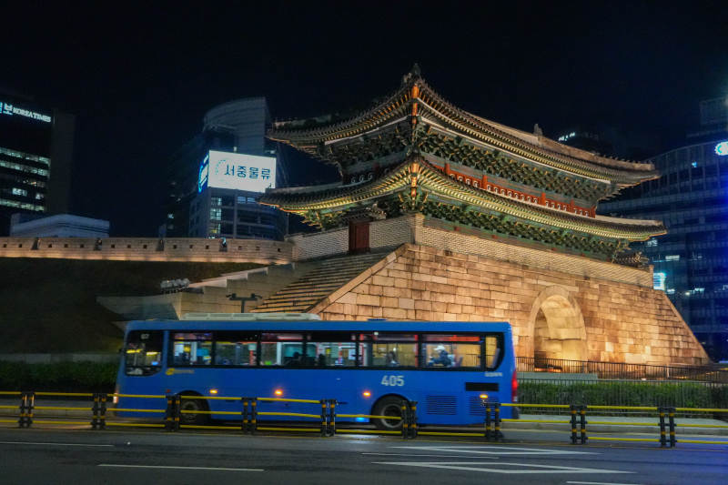 首爾夜景與傳統(tǒng)建筑