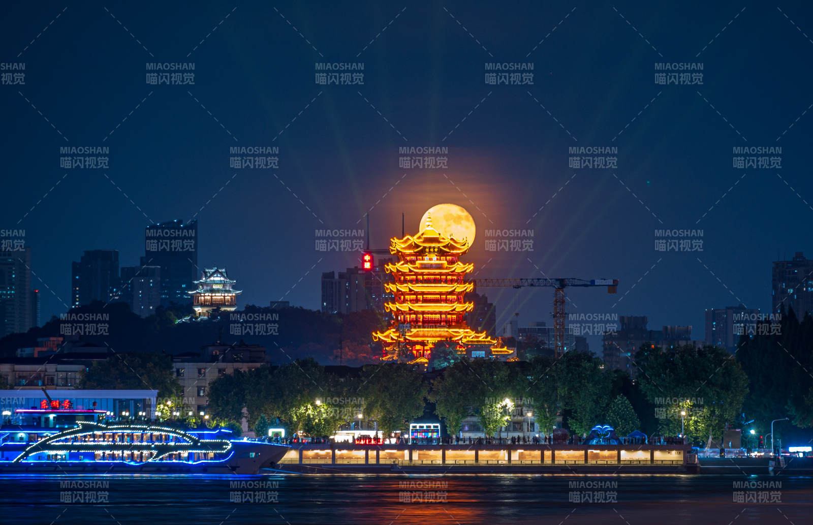 月夜江畔古塔