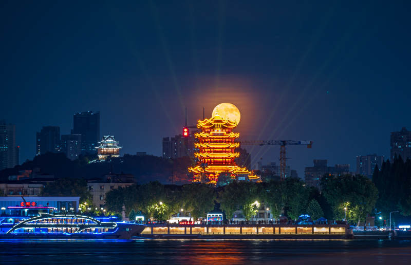 月夜江畔古塔