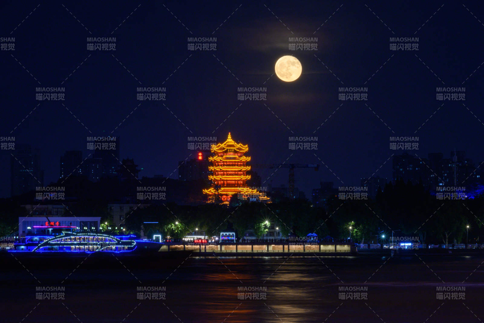 月夜江畔古塔