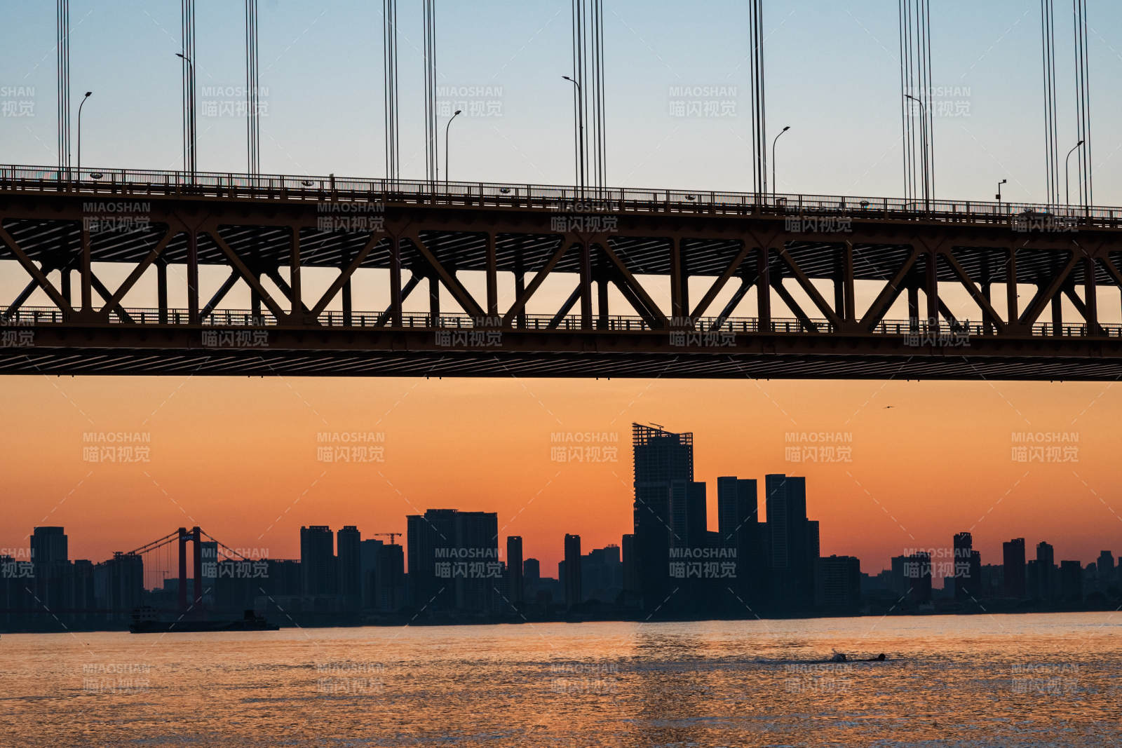夕陽下的城市剪影