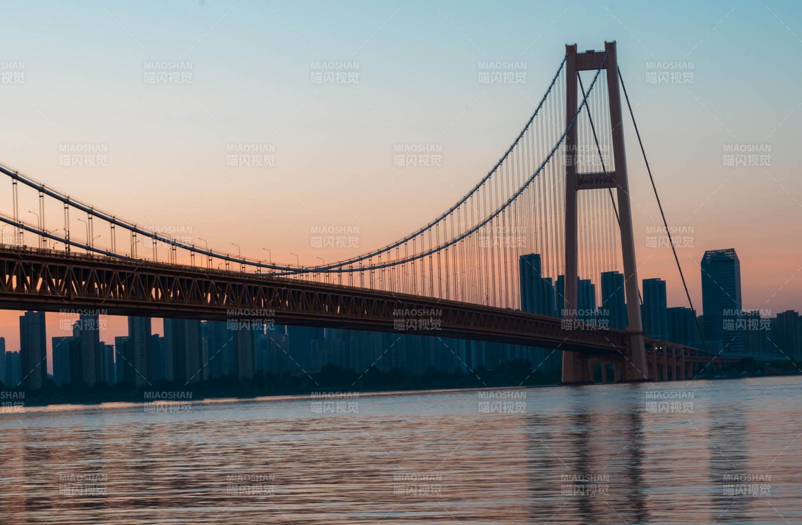 夕陽(yáng)下的城市大橋