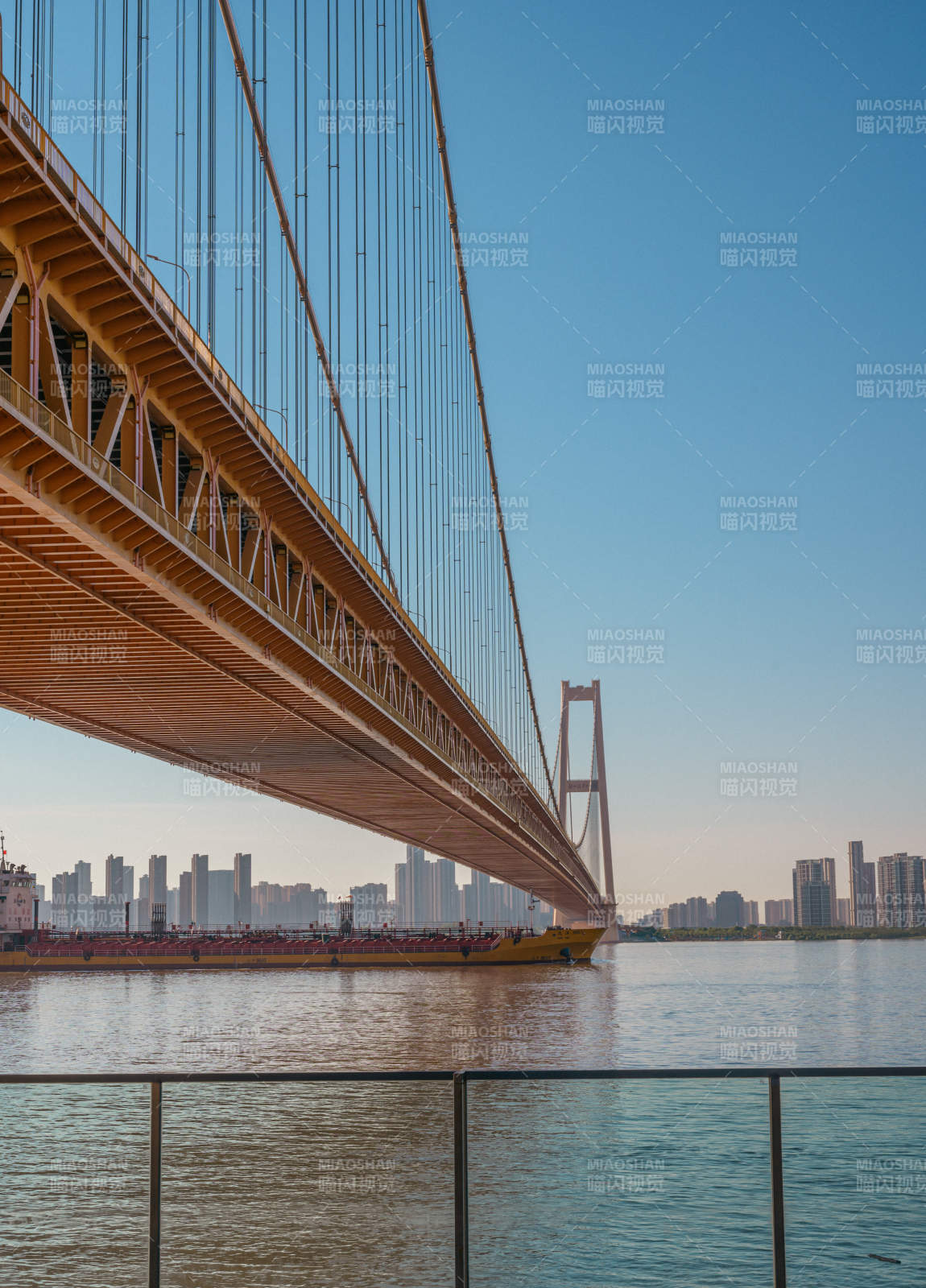 江上大橋與城市天際線