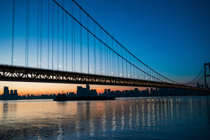 夕陽下的大橋剪影