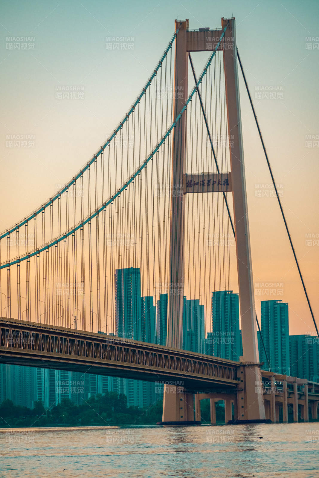 夕陽下的城市大橋