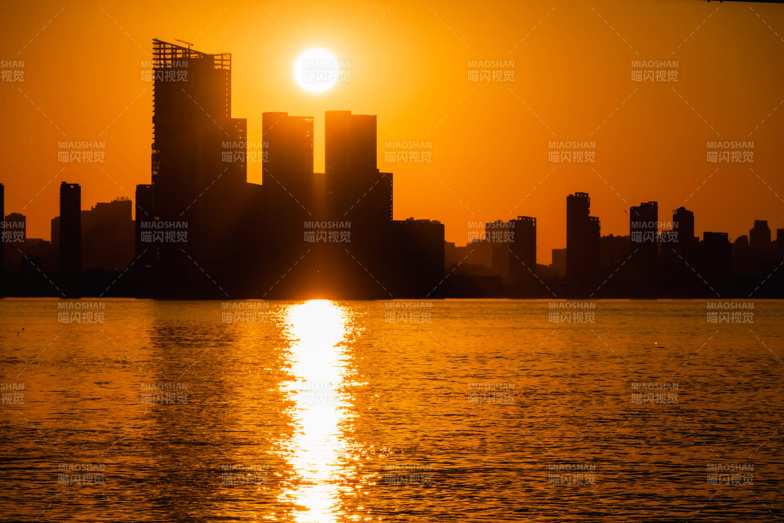 城市剪影夕陽映水